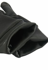 Gants noirs en tissu lisse avec une prise texturée sur les bouts des doigts. Les poignets sont repliés, mettant en valeur la doublure intérieure.