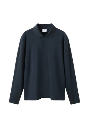 Polo de manga larga en azul marino oscuro, confeccionado con una mezcla de algodón, que presenta un cuello clásico, una tapeta con un solo botón y un ajuste relajado.