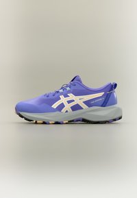 Μωβ αθλητικά παπούτσια με υφή στο επάνω μέρος, με λευκές γραμμές λεπτομέρειας και γκρι σόλα. Ελαφριά, σχεδιασμένα για χρήση σε πεζοπορικά μονοπάτια.