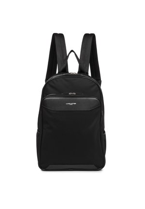 Sac à dos noir avec un extérieur en tissu lisse, deux bretelles réglables, fermeture zippée sur le dessus et une poche avant avec un panneau texturé.