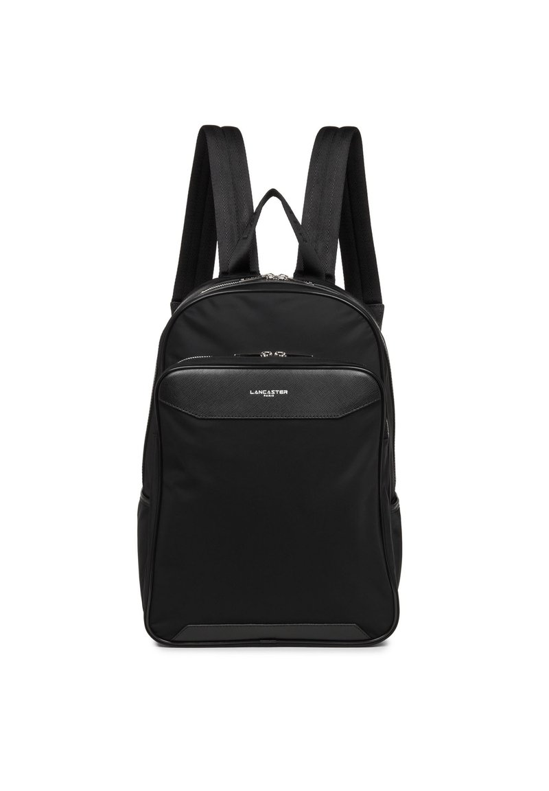 Sac à dos noir avec un extérieur en tissu lisse, deux bretelles réglables, fermeture zippée sur le dessus et une poche avant avec un panneau texturé.