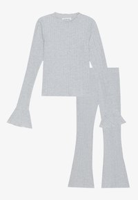 Graues geripptes Strickoberteil und Hosen-Set mit langen Ärmeln und ausgestellten Bündchen sowie eng anliegenden, ausgestellten Beinen, aus weichem Stoff gefertigt.