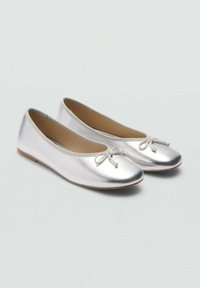 Ballerines argentées avec une finition métallique brillante, dotées d'un bout arrondi et d'un petit nœud blanc à l'avant. Texture lisse, semelle flexible.