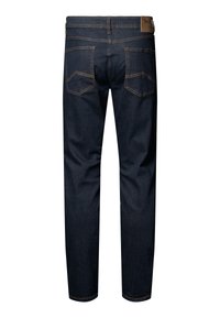 Jeans de mezclilla azul oscuro con corte recto, que presentan costuras naranjas, dos bolsillos traseros y una etiqueta de marca de cuero marrón en la cintura.