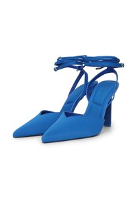 Scarpe con tacco alto blu con punta affusolata, realizzate in materiale liscio, dotate di cinturini alla caviglia e tacco grosso.