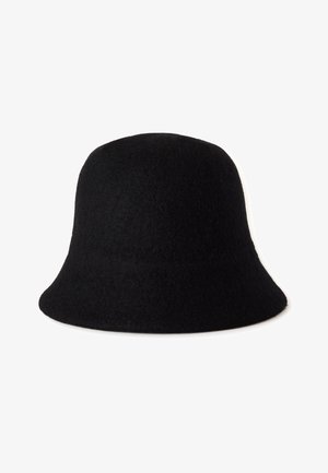 Cappello a secchiello in feltro nero con corona arrotondata e tesa larga che si inclina verso il basso. Tessuto liscio con un design semplice e senza cuciture.