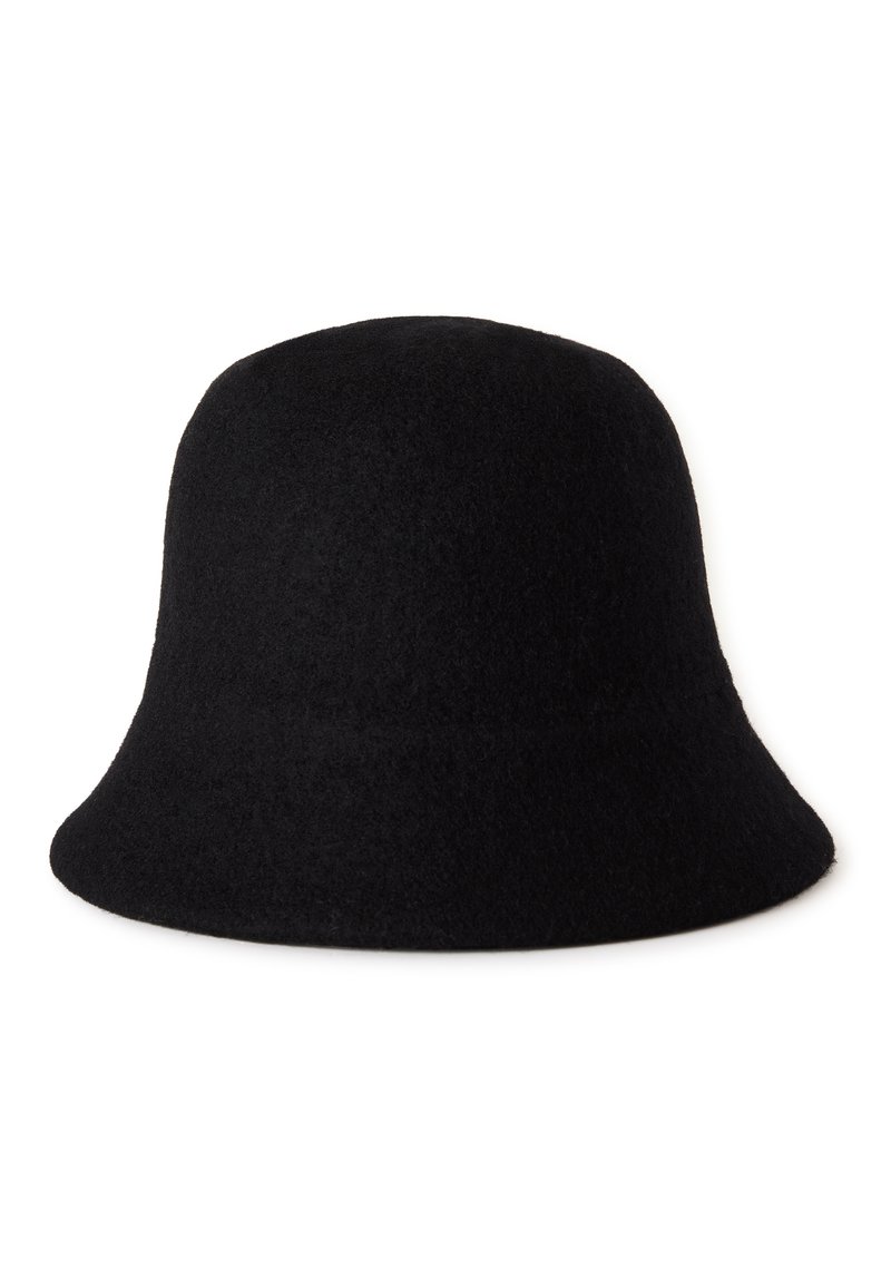 Czarny kapelusz typu bucket z filcu, z zaokrągloną koroną i szerokim, opadającym rondem. Gładka faktura o prostym, bezszwowym designie.