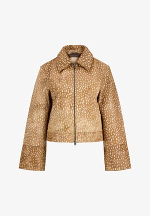 Pruun lukuga jakk helekreemika täpilise mustri, laia krae ja pikkade varrukatega valgel taustal.