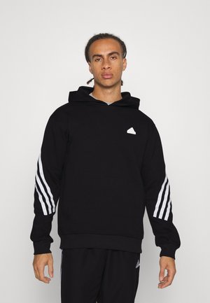 Felpa nera in cotone con tasca frontale, cappuccio regolabile con coulisse e accenti bianchi a tre strisce sulle maniche. Piccolo logo bianco sul petto.