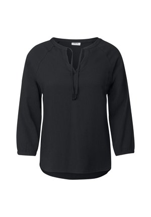 Blouse noire à coupe décontractée, avec des manches 3/4, un col en V avec un détail à lacer, et un tissu texturé. L'ourlet arrondi complète le design.