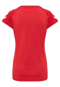 Rotes Kurzarm-Sportshirt mit flachem Kragen, ausgestattet mit weißen Akzenten an den Ärmeln. Glatte Textur, taillierte Passform und keine sichtbaren Logos.