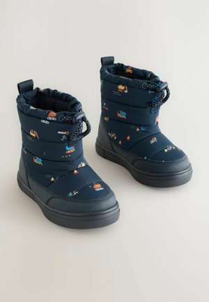 Cizme de iarnă impermeabile, de culoare albastră, cu un design căptușit, prezentând modele colorate inspirate din construcții și o talpă flexibilă din cauciuc.