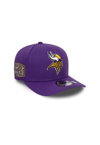 Lila Baseballkappe mit einem erhabenen Vikings-Logo, flachem Schirm und Seitenpatch mit "XLV" in Gold und Schwarz. Hergestellt aus Stoff mit Textur.