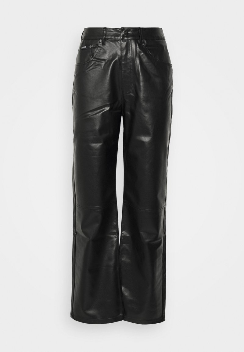 Pantaloni a gamba larga in pelle nera con una texture liscia, dotati di tasche frontali, cuciture sottili e una classica chiusura con bottone.