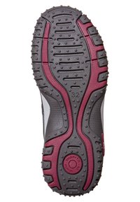 Černá a šedá atletická podrážka s červenými akcenty, texturovaná pro lepší přilnavost. Obsahuje vzorovaný dezén a kruhové logo uprostřed.