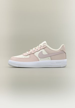 Κατώτερο sneaker Nike Air Force 1 σε κρεμ και ανοιχτό ροζ με λευκά κορδόνια και λευκή λαστιχένια σόλα σε ουδέτερο φόντο.