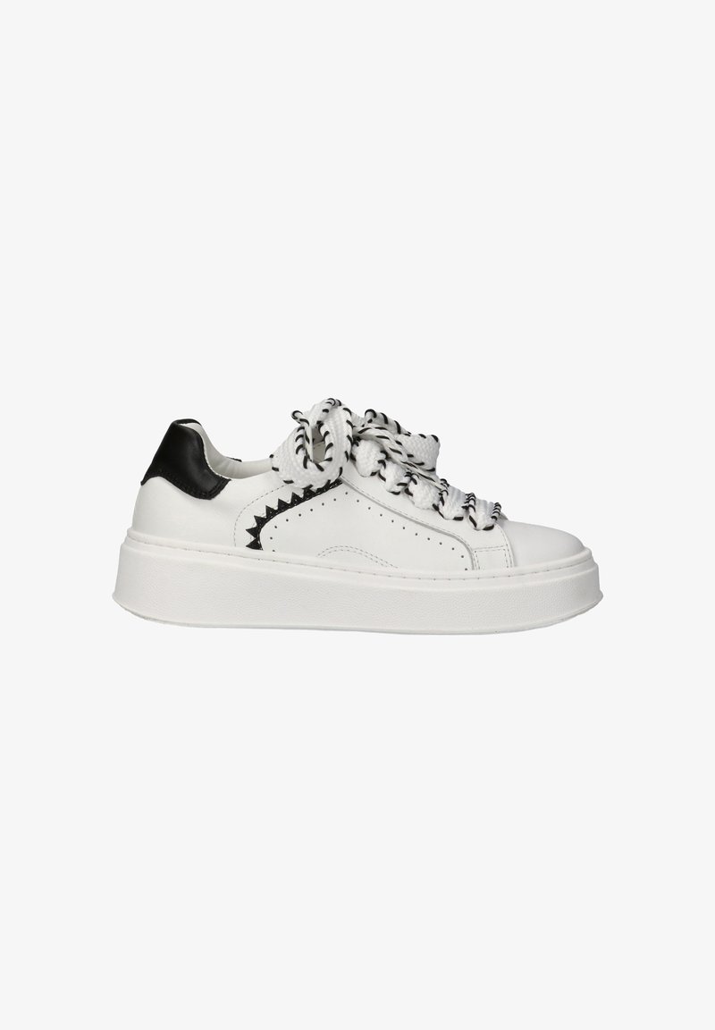 Witte lage sneaker met dikke zool, zwart hielstuk en zwart-witte gestreepte dikke veters, met een zigzagdetail op het zijpaneel.