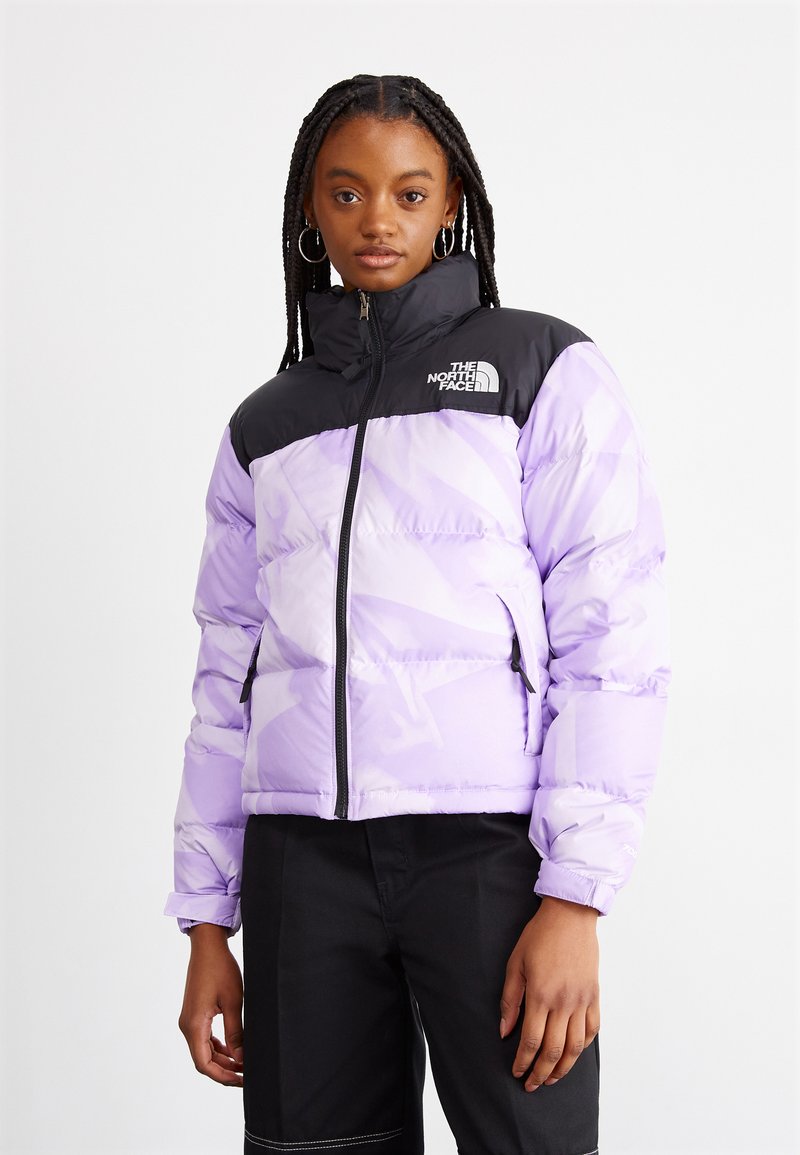 The North Face - RETRO NUPTSE JACKET - Bunda z prachového peří - icy lilac garment fold print, Zvětšit