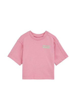 Rózsaszín, rövid ujjú, kerek nyakú póló, az "SUN KISSED MEMORIES" felirattal a bal felső mellrészen.