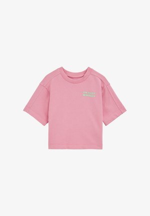 Roze korte mouw t-shirt met ronde hals en de tekst "SUN KISSED MEMORIES" op de linkerborst.