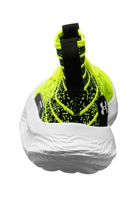 Zwarte en neon gele sportschoen met een gebreid bovenwerk, een sokachtige kraag en een gestructureerde witte tussenzool; logo aan de zijkant.