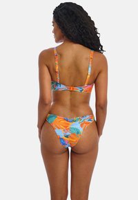 Kleurzame bikini set met oranje en blauwe bloemenpatronen. De top heeft verstelbare bandjes en een haaksluiting op de rug.