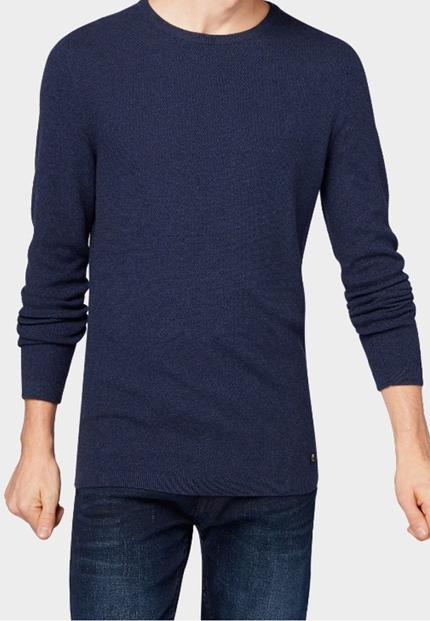 Pull en tricot bleu marine avec un col rond et des manches longues, muni de poignets et d'un ourlet côtelés. Texture légère et un minimalisme au niveau de la marque.