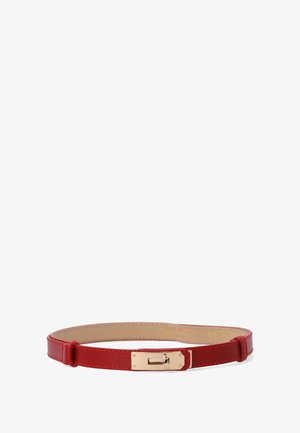 Rode leren riem met een gladde textuur, voorzien van een gouden metalen gesp en rechthoekige sluiting, ontworpen met minimalistische accenten.