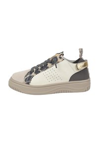 Sneaker met een beige textuur op de neus, witte leren zijkanten, grijze accenten en een metallic gouden hieltab. Beschikt over een geperforeerd ontwerp aan de zijkant.