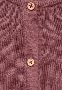 Cardigan lavorato a maglia in un colore rosa polveroso con un motivo texture, dotato di due bottoni in legno davanti e un collo rotondo.