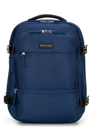 Zaino in tessuto blu navy con diverse tasche con zip, spallacci regolabili e una robusta maniglia superiore. Presenta un'etichetta con il logo del brand in nero.