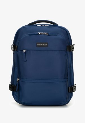Zaino in tessuto blu navy con diverse tasche con zip, spallacci regolabili e una robusta maniglia superiore. Presenta un'etichetta con il logo del brand in nero.