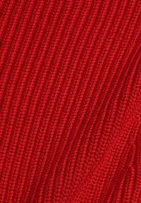 Rotes gestricktes Gewebe mit einer gerippten Textur, die diagonale Linien und gleichmäßige Stiche zeigt. Die Farbe ist lebhaft und einheitlich.