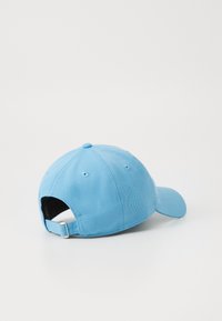 Γαλάζιο μπέιζμπολ καπέλο από βαμβάκι με καμπύλη γείσο, ρυθμιζόμενο λουράκι και αεραγωγούς στο πίσω μέρος.