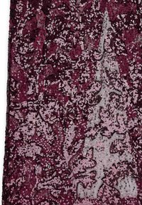 Burgundijska tkanina z zapletenimi cvetličnimi motivi, gosto prekrita z bleščečimi bleščicami različnih odtenkov, kar ustvarja teksturirano in odbojno površino.