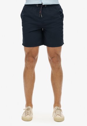 Shorts de bain bleu marine avec une taille élastique et un cordon de serrage. Comprend des coutures d'accent sur les côtés et une coupe décontractée. Matériau : tissu léger.