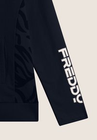 Felpa navy con un motivo astratto testurizzato, maniche a costine e logo "FREDDY" in bianco lungo la manica. Tessuto morbido al tatto.