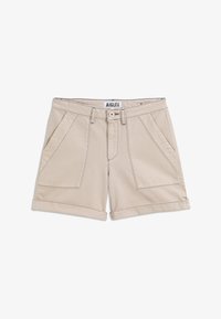 Pantalones cortos de algodón beige con bolsillos parche delanteros, trabillas para cinturón, cierre de botón y dobladillos doblados, con etiqueta de la marca Aigle en la cintura.