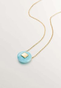 Collar de cadena de oro con un colgante redondo de turquesa y un acento cuadrado de oro. Textura suave y acabado pulido.