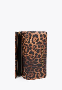 Portafoglio a stampa leopardata realizzato in materiale testurizzato, con zip dorata e branding. Presenta una forma slim e rettangolare con parte superiore aperta.