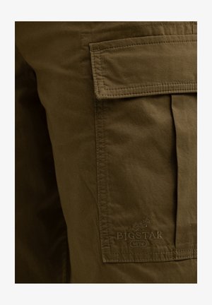 Olivinės žalios spalvos cargo kelnės su kišenėle ir siuvinėjimu. Yra išsiuvinėtas "BIG STAR 1979" logotipas ant audinio. Patvari medžiaga.