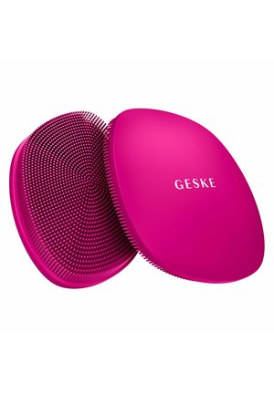 Brosse de nettoyage visage en silicone ronde de couleur rose vif avec des poils doux, montrant l'avant et l'arrière, étiquetée "GESKE" sur le côté lisse.