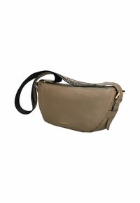 Taupefarbene Leder-Crossbody-Tasche mit einem schwarzen verstellbaren Gurt, der mit bedrucktem Branding versehen ist, und einem oberen Reißverschluss.