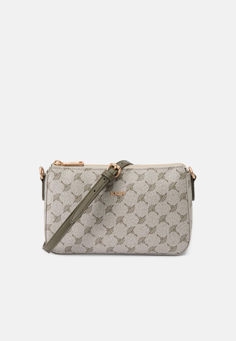 Bolsa crossbody bege texturizada com uma superfície padrão, alça verde oliva e metalização dourada. Fecho com zíper na parte superior.