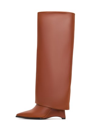 Braune Leder-Stiefel bis zum Knie mit spitzem Zehenbereich und grobem Absatz. Mit einer glatten Textur und einer eleganten Silhouette.