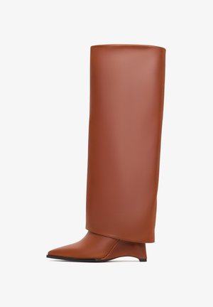 Braune Leder-Stiefel bis zum Knie mit spitzem Zehenbereich und grobem Absatz. Mit einer glatten Textur und einer eleganten Silhouette.