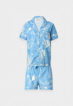 Ensemble pyjama chemise boutonnée à manches courtes bleu clair et short, avec motifs floraux abstraits blancs et inspirés de la nature.