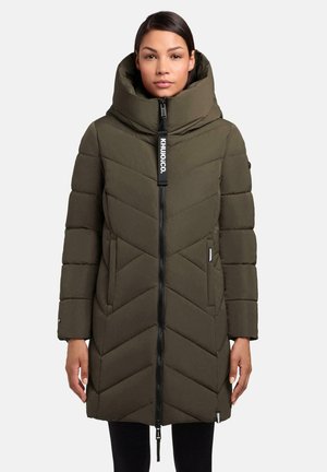 Olivgrön pufferjacka med hög krage, chevron-söm, sidofickor och dragkedjestängning. Har märkesdragkedja och texturerad tyg.