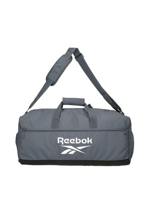 Bolsa de viaje gris de Reebok con correa de hombro ajustable, dos asas, bolsillo con cremallera en el frente y base negra sobre fondo blanco.