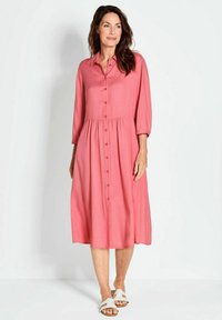 Rosa Knopfverschluss-Midi-Kleid mit Kragen, drei Viertelärmeln und gerafftem Taillenbereich. Glattes Material mit entspanntem Schnitt und fließender Silhouette.